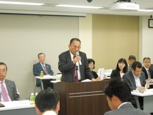 質疑応答に応える山﨑一守・副本部長