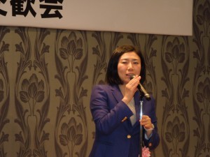 挨拶をする衆議院議員　内閣府大臣政務官　牧島かれん氏