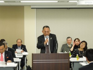 審議事項について説明する山﨑副本部長