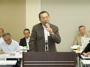 挨拶をする秋山本部長