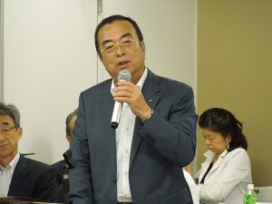 挨拶をする秋山本部長