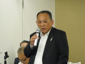 報告事項について説明する山﨑副本部長