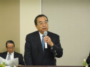 平成２９年度活動方針と課題について説明する秋山本部長