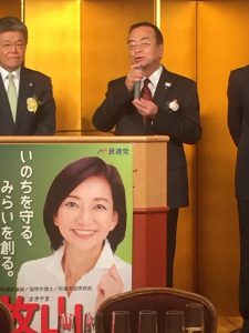 挨拶をする秋山本部長