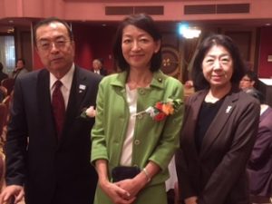 （左から）秋山本部長、牧山参議院議員、米田幹事長