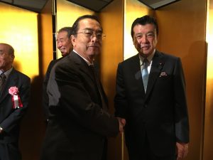 （左から）秋山本部長と梶村充横浜市会議長