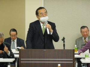 挨拶をする秋山本部長