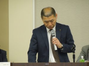 審議事項について説明する出口財務委員長