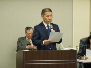 報告事項を説明する出口財務委員長