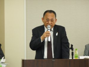 審議事項を説明する山﨑幹事長