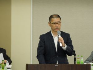 報告事項を説明する出口財務委員長