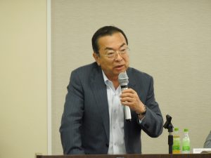 挨拶をする秋山本部長