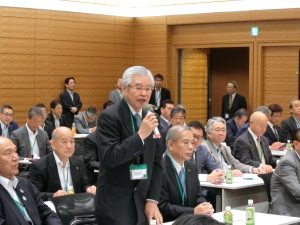 挨拶をする原嶋和利 日政連会長