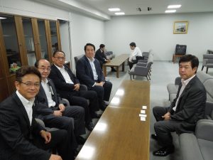 左側唐橋副本部長、山﨑副本部長、佐野湘南支部長、 加藤幹事、右側八木政調会副会長