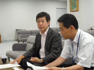 左から八木政調会副会長、柿木神奈川県建設業課長