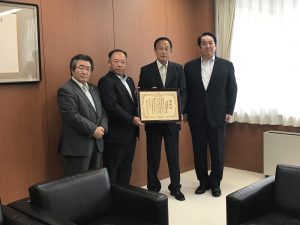 加山相模原市長と撮影（右から唐橋相模原支部長、加山相模原市長、山田相模北支部長（宅建協会）、大塚相模南支部長（宅建協会））