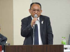 審議事項を説明する山﨑幹事長