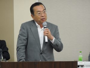 挨拶をする秋山本部長