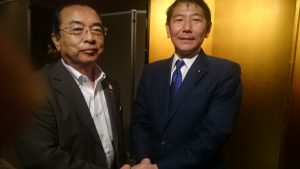 左　秋山本部長　右　佐藤光神奈川県議会議長