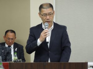 報告事項を説明する出口財務委員長