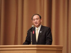 選挙に向けて決意表明する菅官房長官