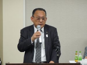 審議事項を説明する山﨑幹事長