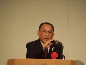 挨拶をする山﨑幹事長