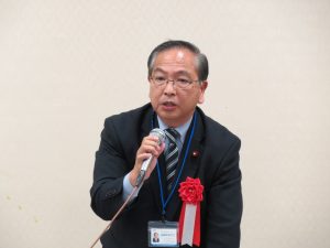 出席者からの質問に答える山田晴彦市議会議員