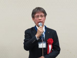 市政報告を行う市議会議員　山田益男　氏