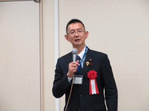 質問に答える市議会議員　佐野仁昭　氏