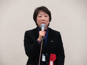 市政報告を行う市議会議員　大庭　裕子　氏