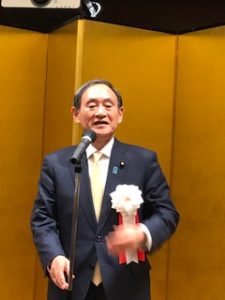 挨拶をするすが義偉官房長官