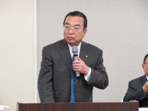 挨拶をする秋山本部長