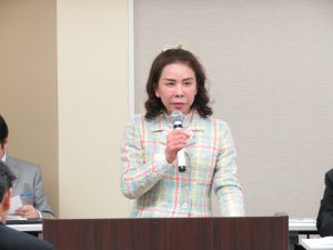 報告事項を説明する大久保組織委員長