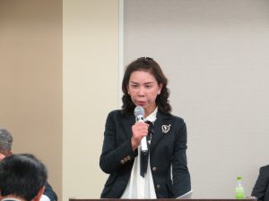 報告事項を説明する大久保組織委員長