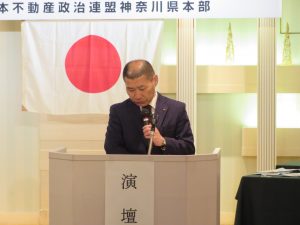 報告事項を説明する出口財務委員長