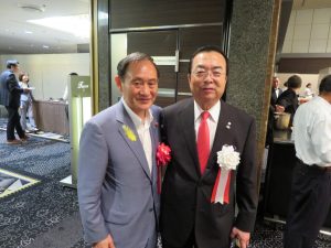 菅官房長官と秋山本部長