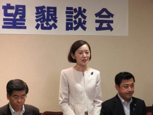 挨拶をする佐々木さやか参議院議員