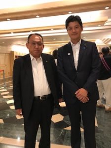 山﨑幹事長とみたに英弘氏