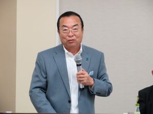 挨拶をする秋山本部長