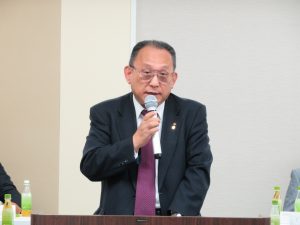 審議事項を説明する山﨑幹事長