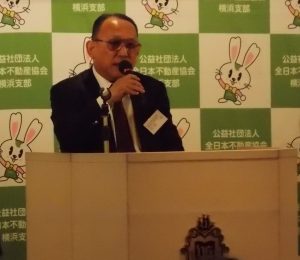 主催者挨拶をする山﨑幹事長